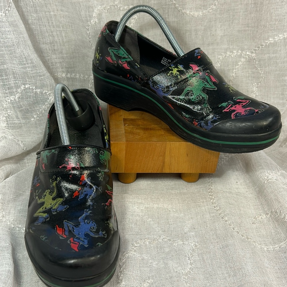 Dansko frog print clogs